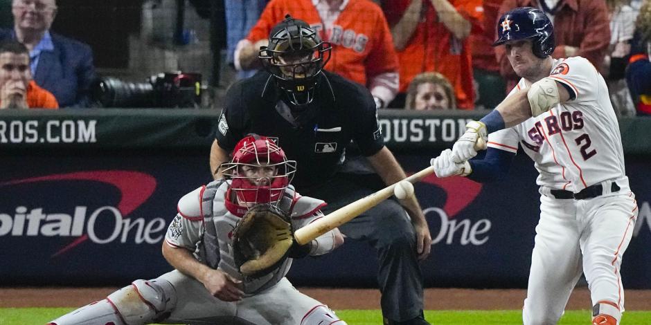 Alex Bregman, de los Astros, conecta un doble en el décimo inning del Juego 1 de la Serie Mundial MLB entre Houston y Philadelphia.