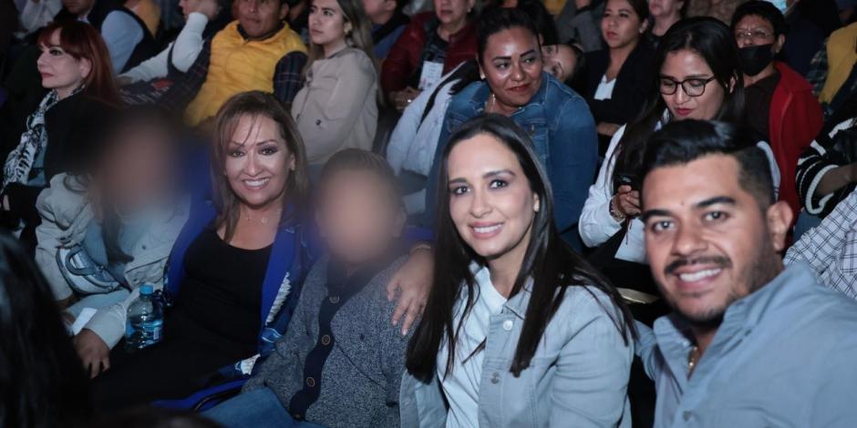 La gobernadora de Tlaxcala (izq.), Lorena Cuéllar, asistió a la presentación del cantante Mijares en el Foro del Artista.