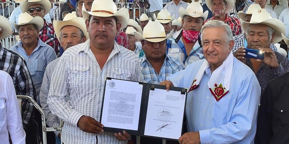 El Presidente Andrés Manuel López Obrador firmó un decreto para restituir al pueblo yaqui 30 mil hectáreas de tierras.