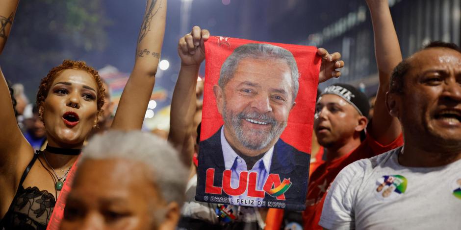 Partidarios del expresidente y candidato presidencial de Brasil, Luiz Inácio Lula da Silva, hacen un gesto mientras esperan los resultados en la Avenida Paulista, Sao Paulo, Brasil