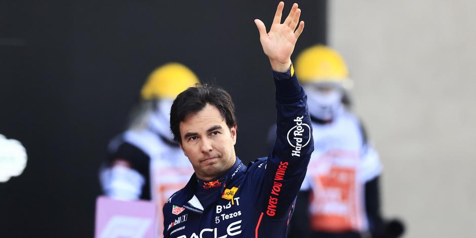Checo Pérez saludo a los fans durante el Gran Premio de México de F1.