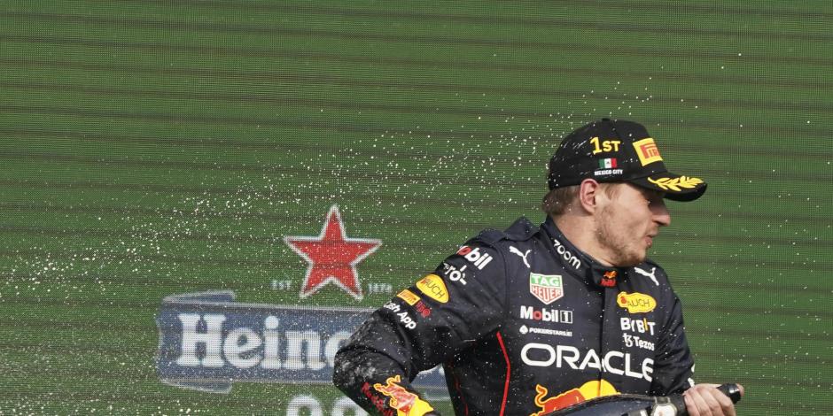 Max Verstappen celebra su histórica victoria en el Gran Premio de México de F1.