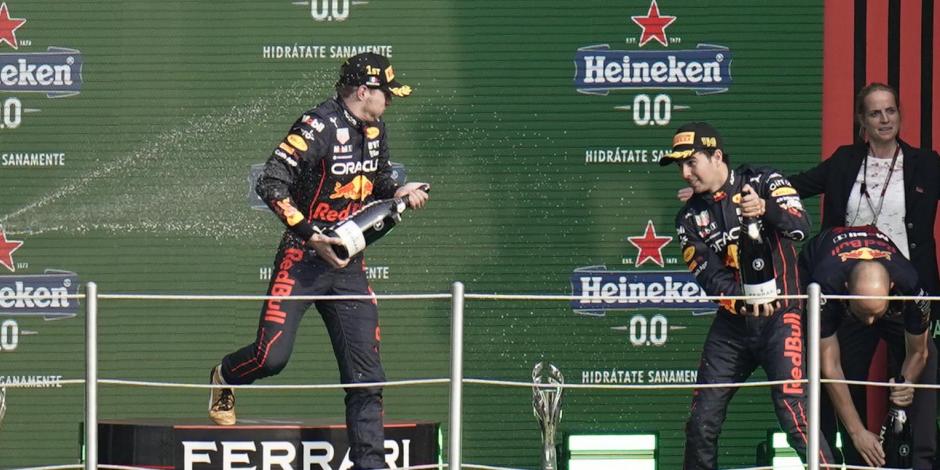 Checo festeja, en el podio, el tercer lugar del Gran Premio de México de F1.
