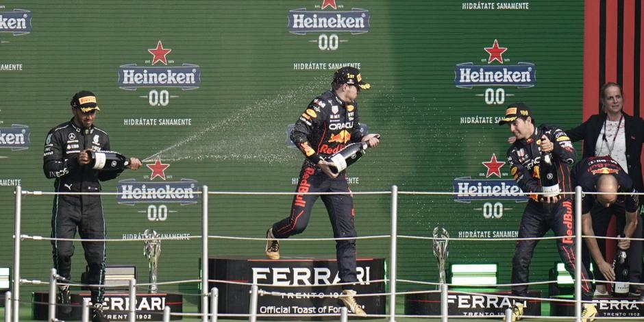 Checo festeja, en el podio, el tercer lugar del Gran Premio de México de F1.