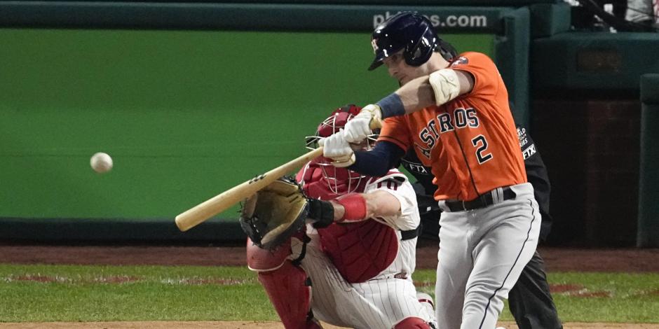 Alex Bregman conecta un doble durante el Juego 5 de la Serie Mundial entre Astros y Phillies.