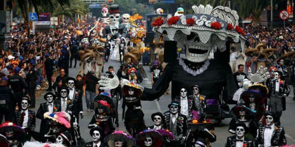 5Entre los elementos del Gran Desfile Día de Muertos 2022 que se replican en el Metaverso se encuentran Xolo (mascota de la protagonista Luna), el carruaje de Quetzalcóatl, el calendario Azteca y la Ofrenda Monumental.