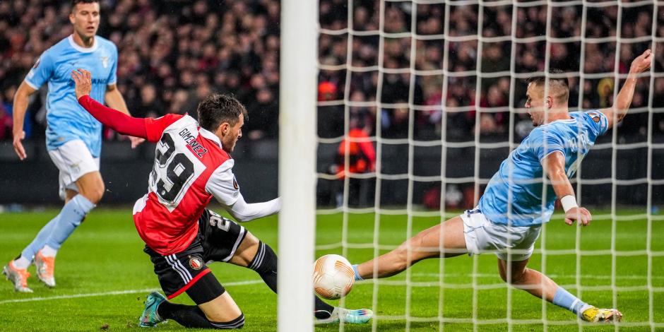 Santiago Giménez, al momento de lograr el tanto con el que el Feyenoord se impuso a Lazio en la Europa League.