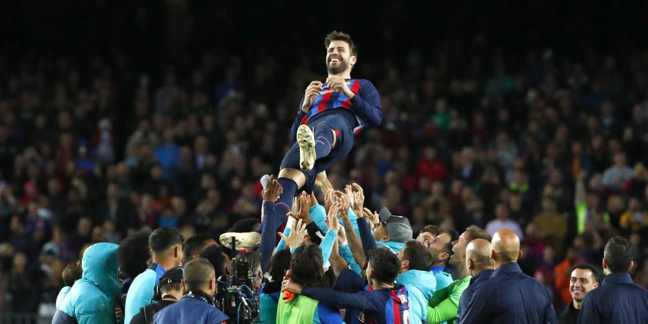 Gerard Piqué es lanzado al aire por jugadores del Futbol Club Barcelona