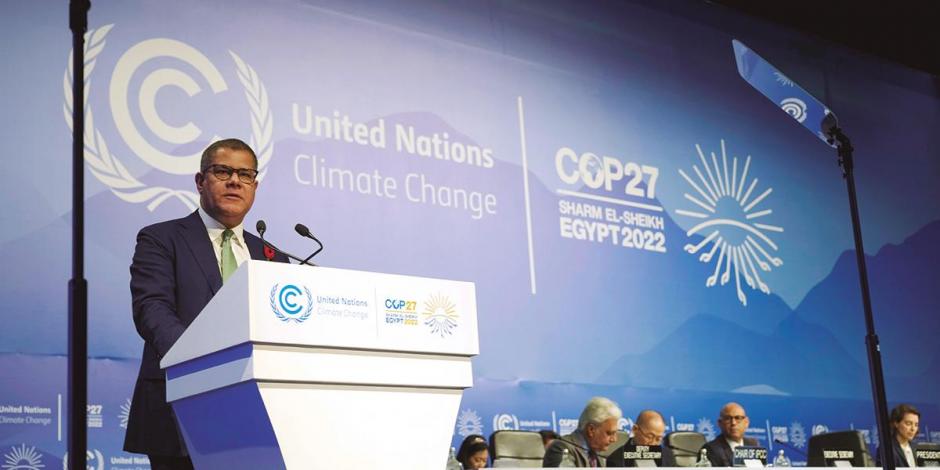 El ministro de Exteriores egipcio y líder de la COP27, Sameh Shoukry, da un mensaje a las delegaciones presentes.