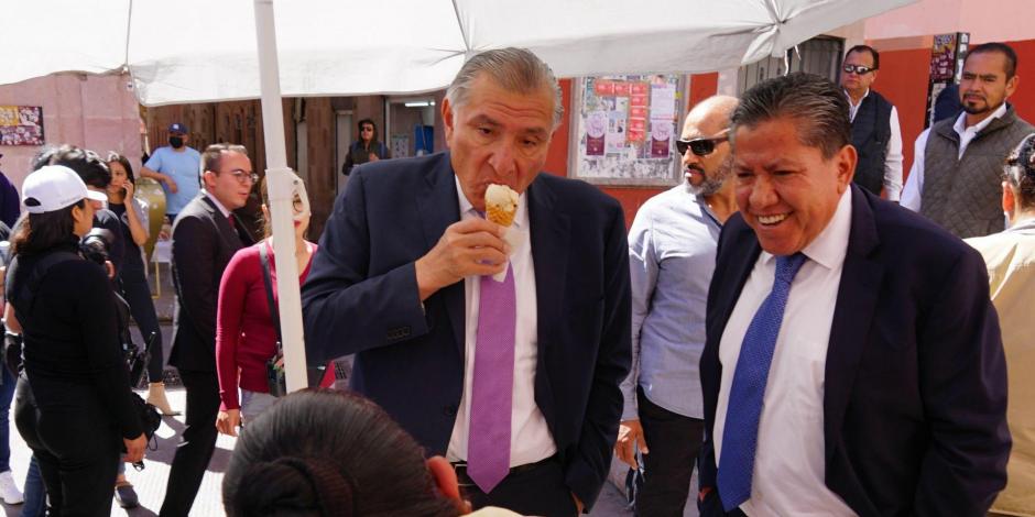 Así disfrutó Adán Augusto López de un helado en calles de Zacatecas