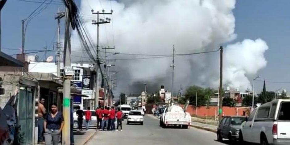 En videos que se han compartido en redes sociales se muestra una nube de polvo y humo que dejó la explosión, mientras que la gente corrió asustada por temor a que se extendiera a otras zonas.