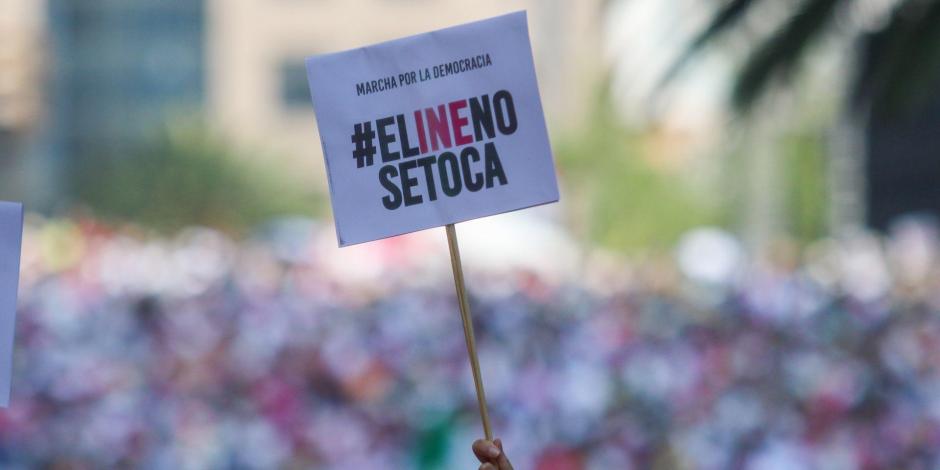 "#ElINENoSeToca" fue una de las consignas de los asistentes a la marcha de este domingo.