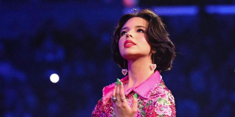 Ángela Aguilar se cae en pleno concierto en Monterrey