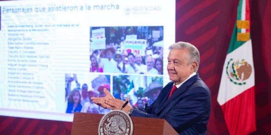 López Obrador presentó una lista de asistentes a la marcha, elaborada por Secretaría de Seguridad.