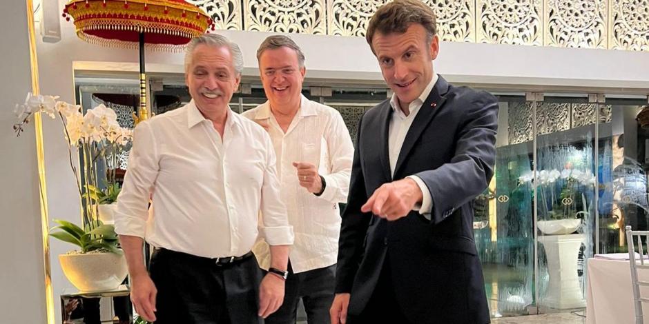 Marcelo Ebrard (centro) en reunión con Alberto Fernádez, presidente de Argentina (izq.) y Emmanuel Macron (der.), presidente de Francia.