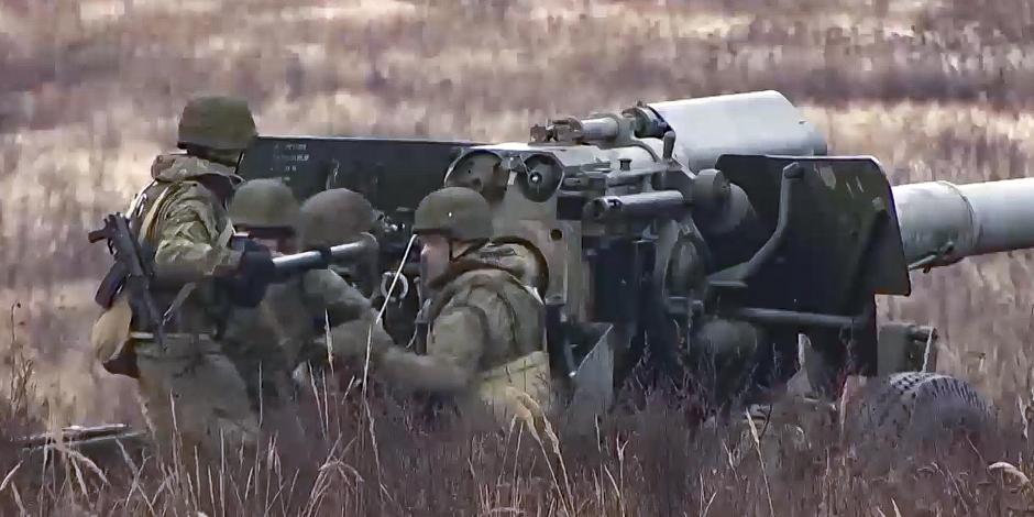 Soldados rusos realizan un entrenamiento de artillería y combate en un campo de tiro militar de Bielorrusia