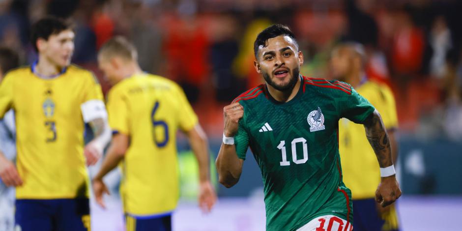 Alexis Vega celebra el gol con el que México empató 1-1 ante Suecia.
