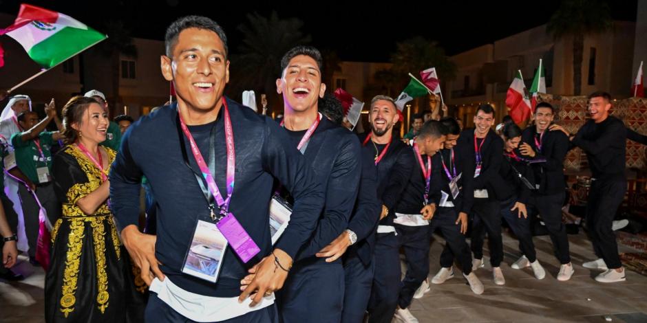 Algunos futbolistas de la Selección Mexicana momentos después de llegar al país sede de la Copa del Mundo Qatar 2022.