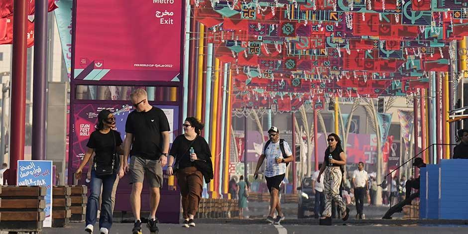 La imagen muestra un aspecto de la fan zone, en Doha Corniche, donde fanáticos del fútbol pasean antes del inicio de la Copa Mundial