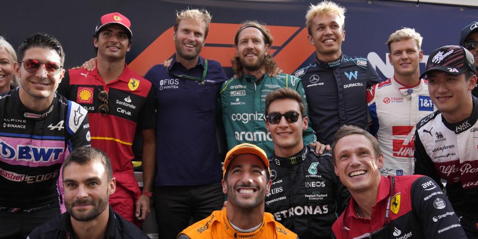 El piloto alemán Sebastian Vettel, en el centro, posa con otros volantes de la Fórmula 1 en el Gran Premio de Abu Dhabi.