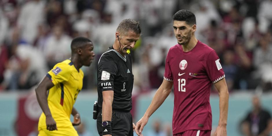 El árbitro Daniele Orsato, da indicaciones durante el partido Qatar vs Ecuador de la Copa del Mundo 2022.