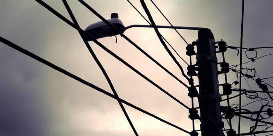 De acuerdo con medios locales, los hechos ocurrieron en el municipio de Uruapan, Michoacán, cuando pretendían instalar un sonido que quedaría colgado a los cables de un poste.