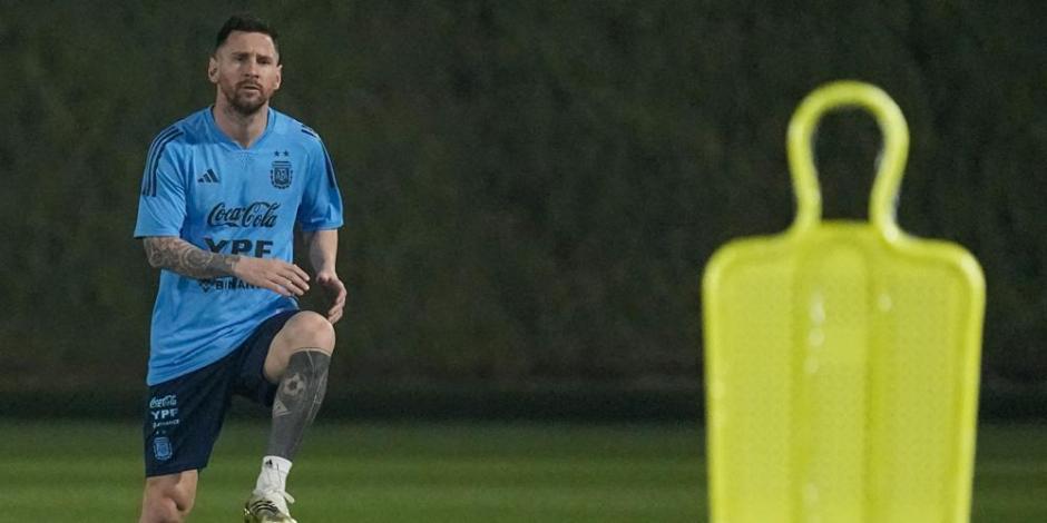 Lionel Messi se estira durante un entrenamiento de Argentina previo al Mundial en Doha, Qatar