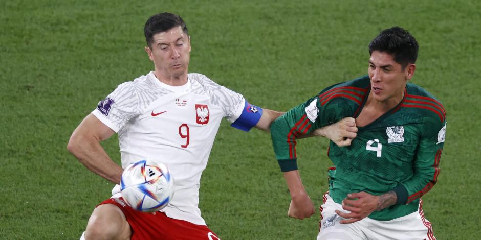Robert Lewandowski y Edson Álvarez, durante el partido México vs Polonia de la Copa del Mundo Qatar 2022.
