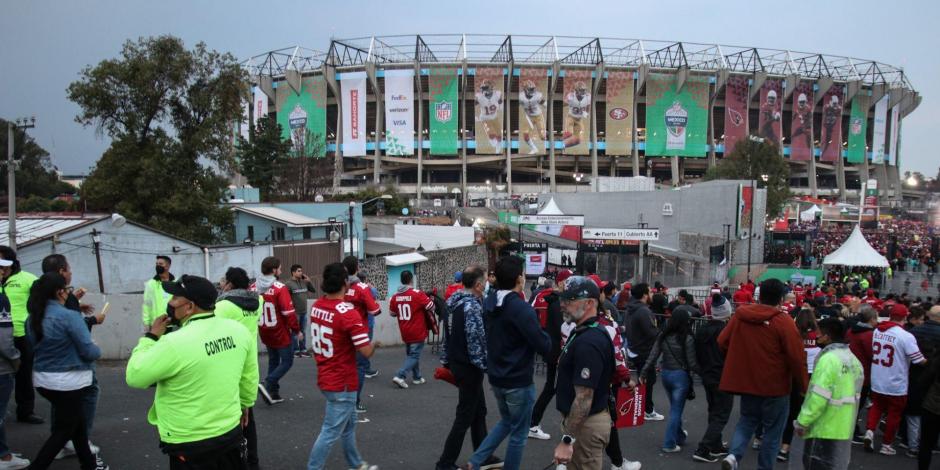 Miles de aficionados abarrotan las inmediaciones del Estadio Azteca previo al juego de los San Francisco 49ers y los Arizona Cardinals.