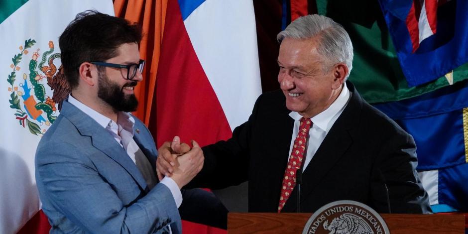 López Obrador (der.) con el presidente de Chile Gabriel Boric (izq.).