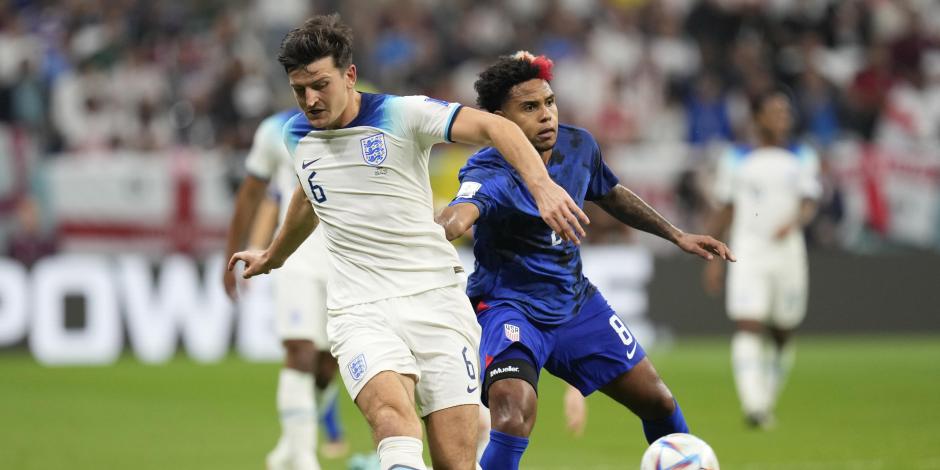 Harry Maguire y Weston McKennie durante el encuentro entre Inglaterra y Estados Unidos, en la segunda jornada del Grupo B de la Copa del Mundo Qatar 2022.