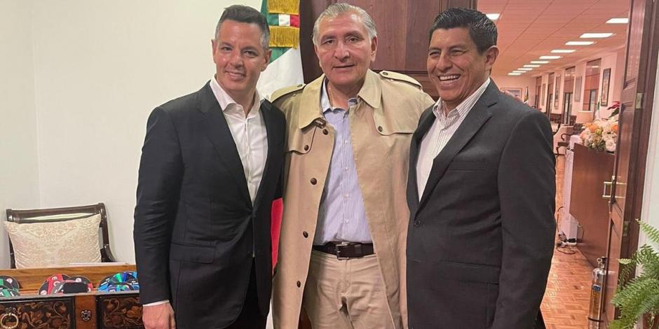 Adán Augusto López en reunión con el gobernador electo Salomón Jara y el mandatario Alejandro Murat.