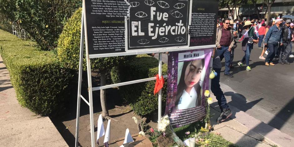 Colocan ofrenda por víctimas de feminicidio durante Marcha para celebrar los cuatro años de gobierno del Presidente Andrés Manuel López Obrador