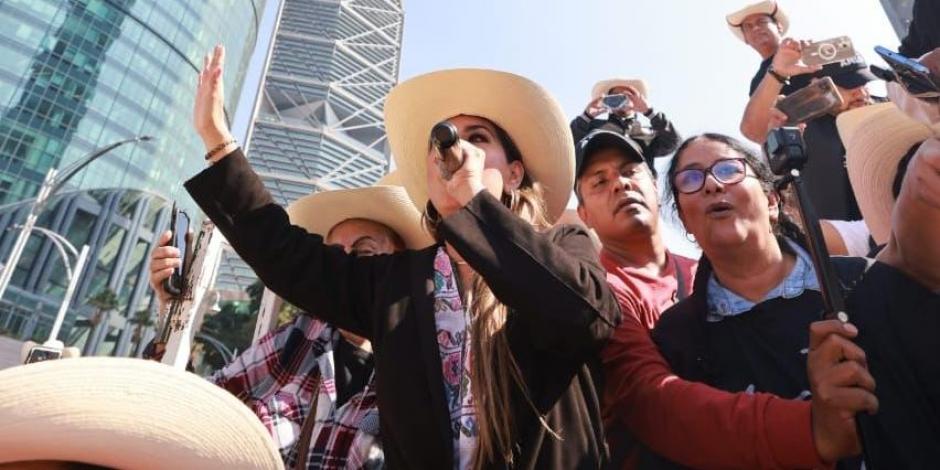 Evelyn Salgado acompaña a Obrador en la marcha para celebrar la 4ta Transformación de México