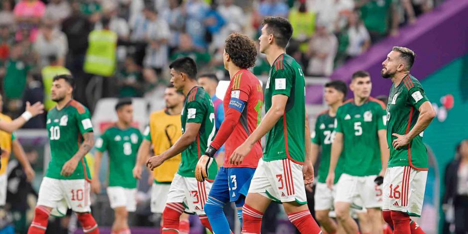 Jugadores de la Selección Mexicana al término de la derrota contra Argentina, el sábado.