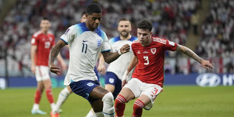 Marcus Rashford controla el balón ante la marca de Neco Williams durante el choque entre Inglaterra y Gales en la fase de grupos de la Copa del Mundo Qatar 2022.