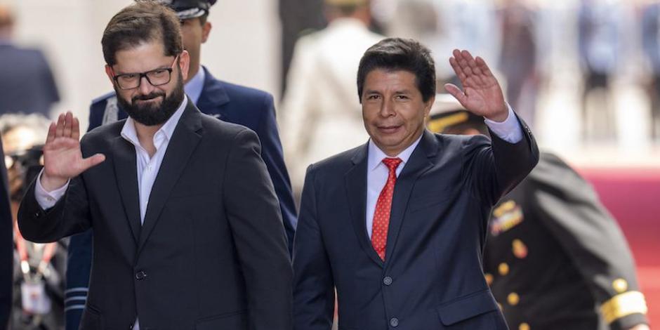 Los presidentes de Chile (izq.), Gabriel Boric, y de Perú, Pedro Castillo, ayer, previo a una reunión en el Palacio de La Moneda.