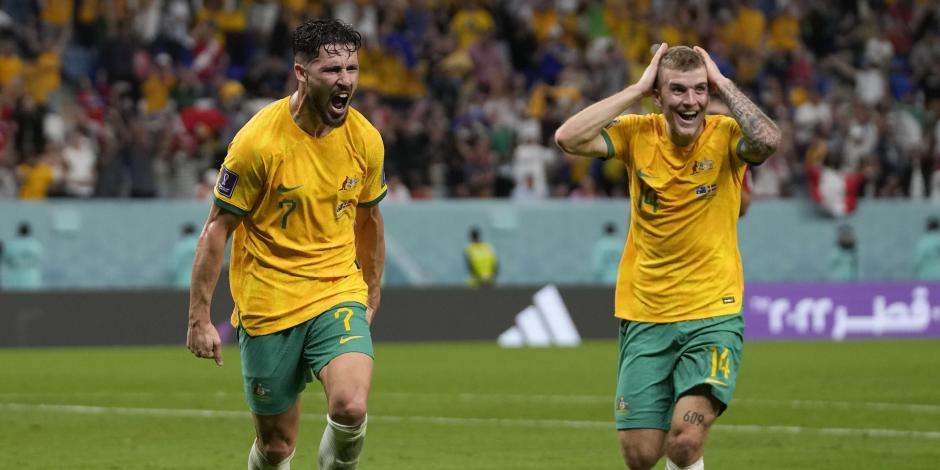 Mathew Leckie, izquierda, celebra con Riley McGree el gol de Australia ante Dinamarca en el Mundial Qatar 2022