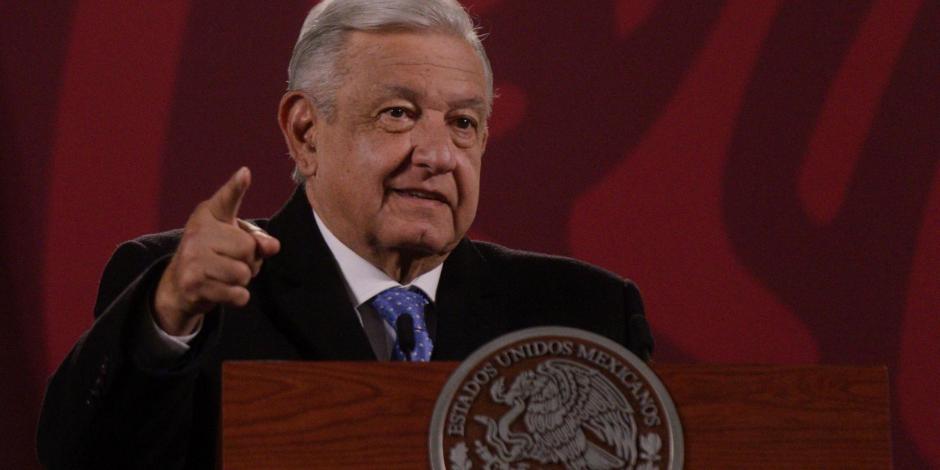 Presidente López Obrador acusó que hay "intereses" en Perú que obstaculizan la democracia.