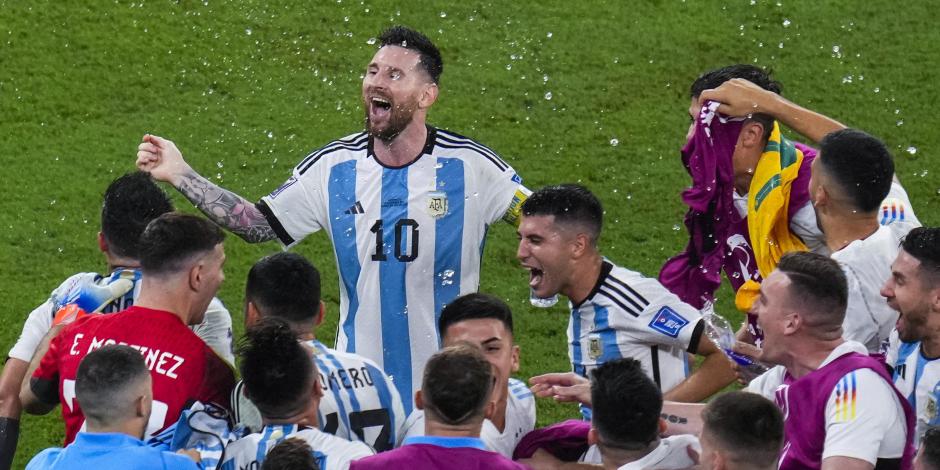 Lionel Messi y otros futbolistas de Argentina festejan el triunfo sobre Australia en los octavos de final de la Copa del Mundo Qatar 2022.