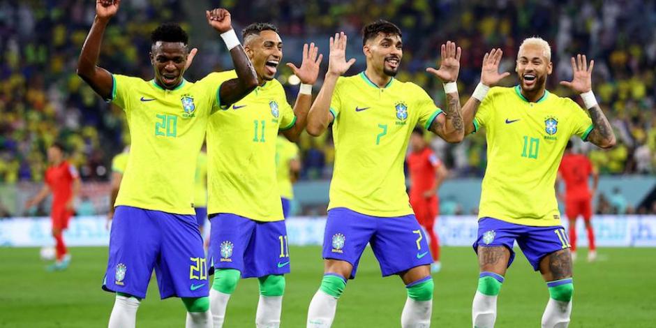 Los jugadores de la selección brasileña festejan un gol.