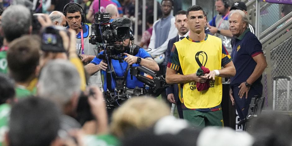 Los fotógrafos intentan tomar el mejor ángulo de Cristiano Ronaldo en el banquillo de suplentes previo al Portugal vs Suiza de los octavos de final de la Copa del Mundo Qatar 2022.