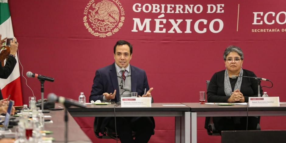 Alejandro Encinas, subsecretario de Comercio Exterior (izq), y Raquel Buenrostro, secretaria de Economía (der.).