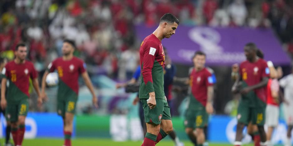 El atacante portugués Cristiano Ronaldo se retira de la cancha tras la victoria 6-1 ante Suiza en los octavos de final del Mundial Qatar 2022.