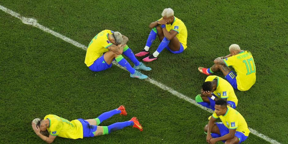 Jugadores de Brasil lloran la derrota ante Croacia en el Mundial Qatar 2022.