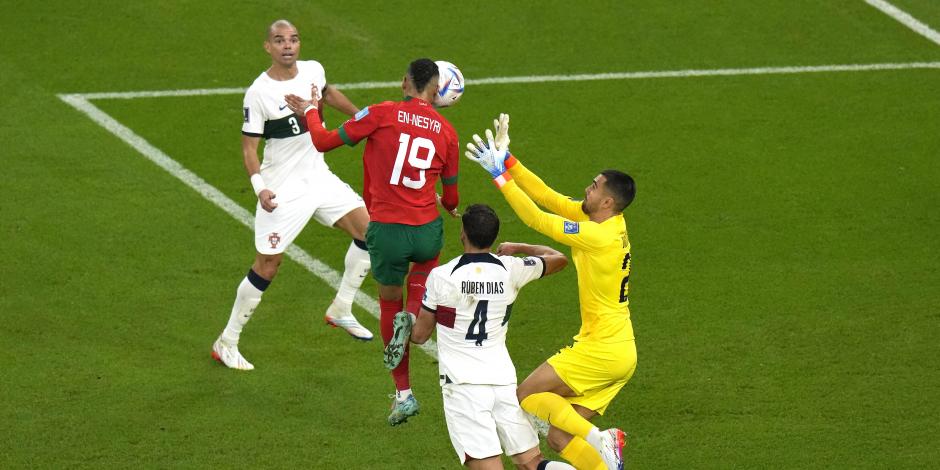 Youssef En-Nesyri, de Marruecos, remata para el 1-0 en favor de los africanos ante Portugal en los cuartos de final del Mundial Qatar 2022