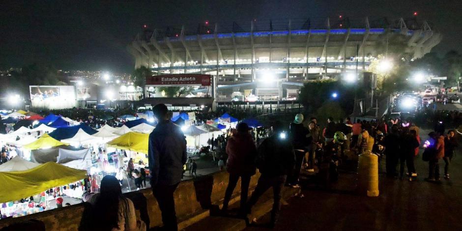 El viernes, cientos de personas se quedaron afuera del Estadio Azteca debido a la clonación de boletos para el concierto de Bad Bunny.