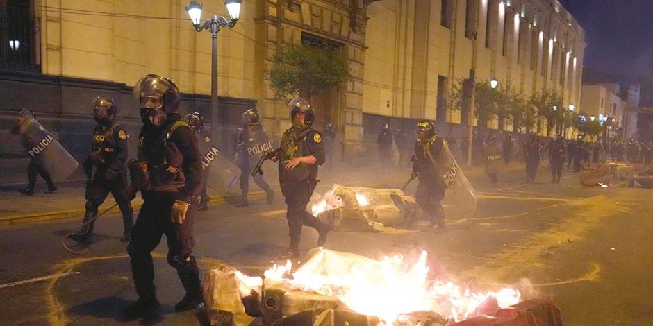 Uniformados responden a reportes de enfrentamientos durante protestas en Lima.