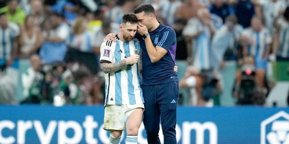 Messi y Scaloni platican al término del partido el viernes.