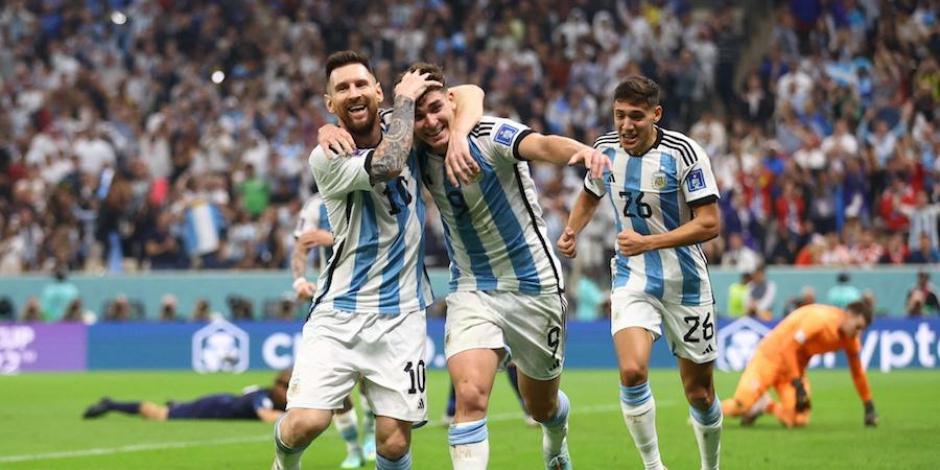 Messi celebra un gol de Julián Álvarez, ayer.